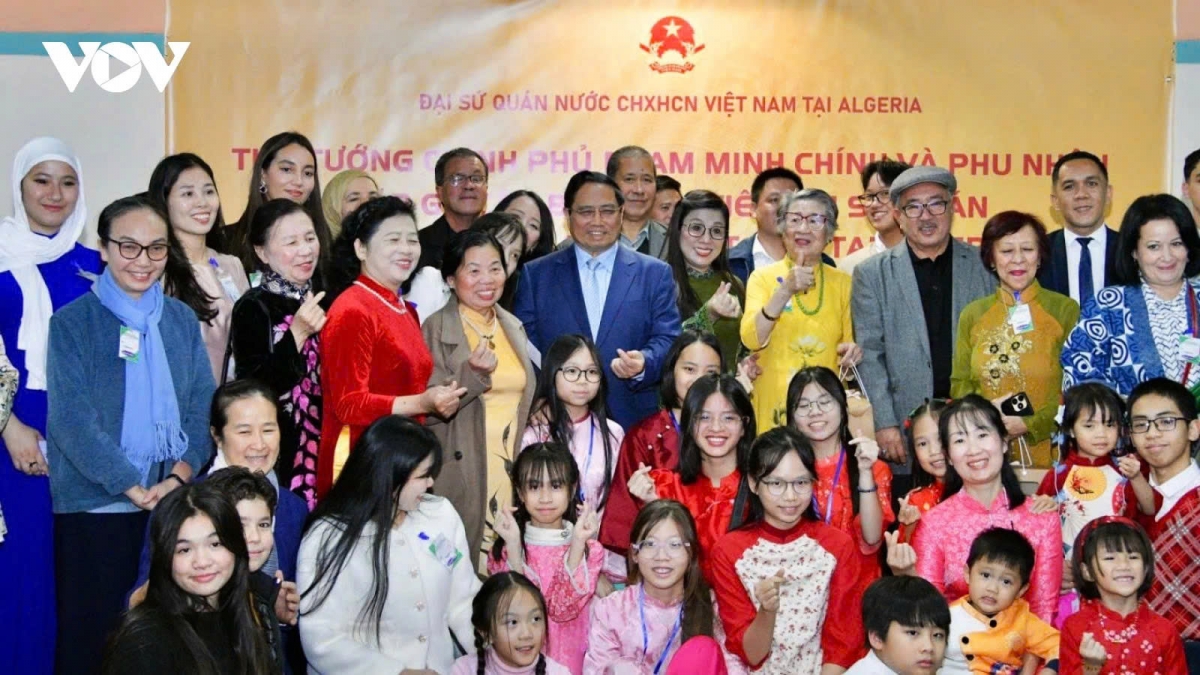 PM Pham Minh Chinh meets with Vietnamese nationals in Algeria
